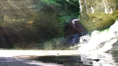 阳光落在伊利诺斯州饥饿的岩石州立公园森林瀑布底部宁静的<strong>水</strong>池上